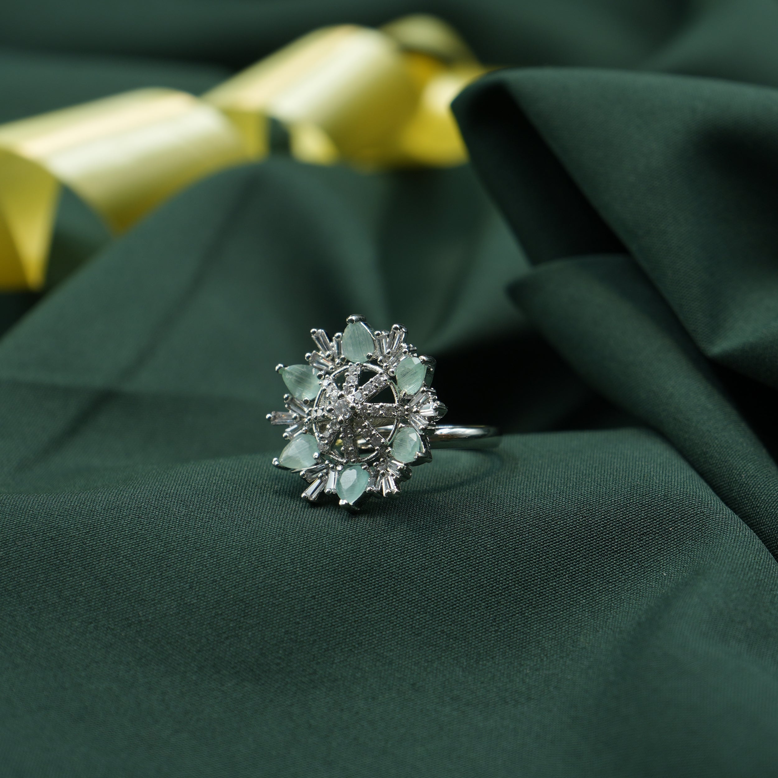 Pista Green Snowflake Ring